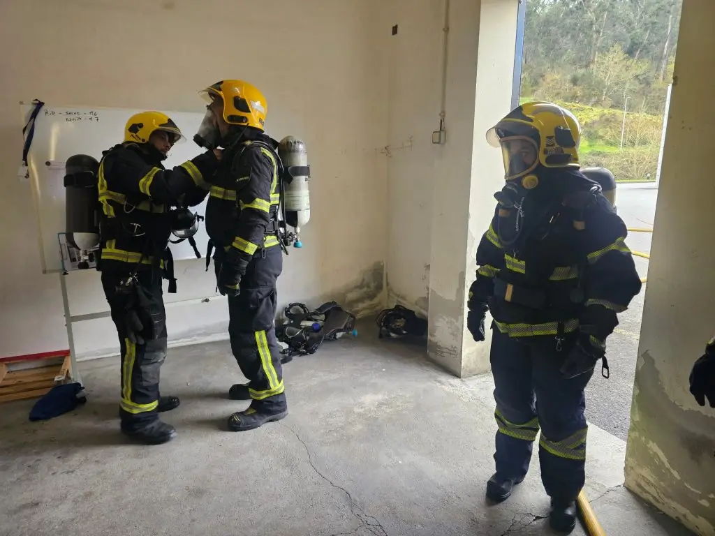 Bombeiros em exercício de treino